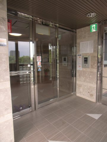 ダイナコートヒルズ折尾　1階のエントランス