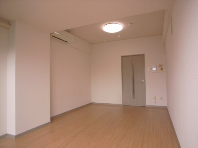 ダイナコートヒルズ折尾　1階の居間・リビング|別号室のものです。現状優先になります。