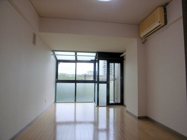 ダイナコートヒルズ折尾　1階の居間・リビング|別号室のものです。現状優先になります。