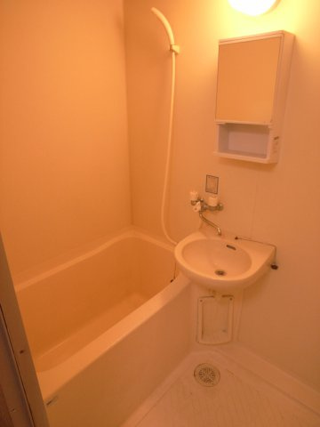 ダイナコートヒルズ折尾　1階の浴室|別号室のものです。現状優先になります。