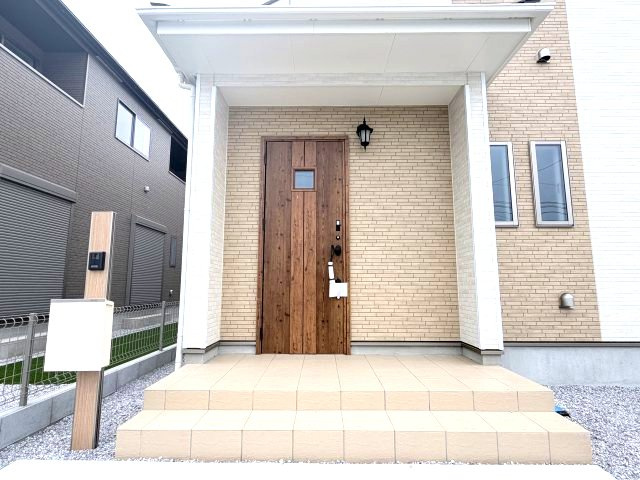 ハートフルタウン 前橋市広瀬町3丁目1番　B号棟の玄関|玄関にはモニター付きインターホンも標準装備！