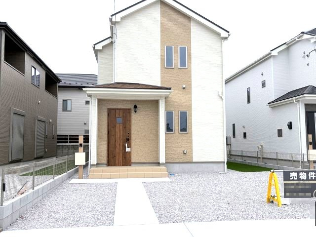 ハートフルタウン 前橋市広瀬町3丁目1番　B号棟の駐車場|白を基調としたおしゃれな外観です。優しい雰囲気の外観に仕上がっています♪
