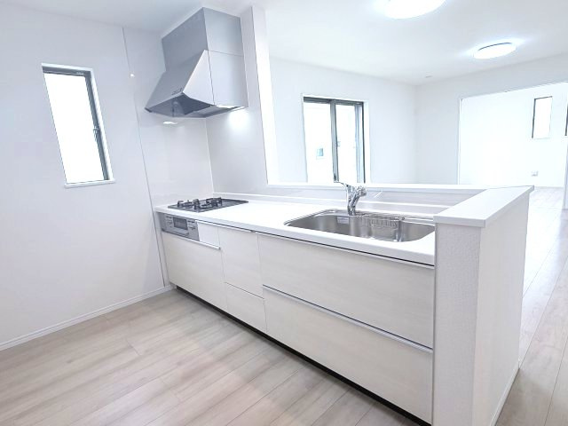 ハートフルタウン 前橋市広瀬町3丁目1番　B号棟のキッチン|人気のカウンターキッチン採用です☆
コンロも３口ご用意しています！調理スペースも広くストレスなくお料理できます。
浄水器つきなので美味しいお水も飲めますよ♪