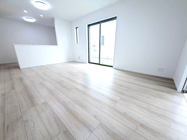 ハートフルタウン 前橋市広瀬町3丁目1番　B号棟の居間・リビング|ゆったり過ごせる17.5帖のリビングです♪人気の対面式キッチンを配した空間はお好みの家具も合わせやすく、家族がくつろぐ快適な空間造りをサポート。窓からは明るい陽光が差し込みます。