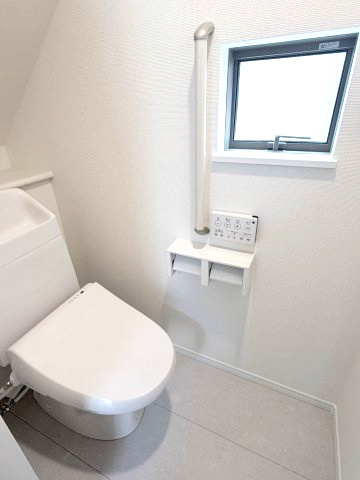 ハートフルタウン 前橋市広瀬町3丁目1番　B号棟のトイレ|1階トイレです。清潔感のある白を基調としています。
温水洗浄・便座暖房機能の付いた快適なトイレです☆