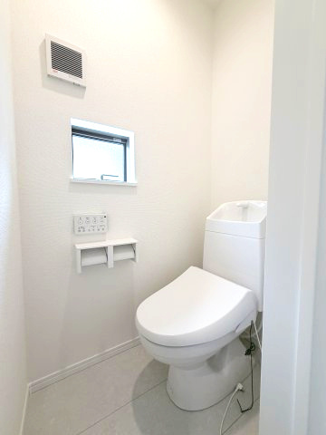 ハートフルタウン 前橋市広瀬町3丁目1番　B号棟のトイレ|2階トイレです。清潔感のある白を基調としています。