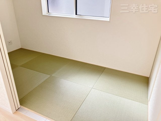 碧南市福清水町の和室|続き間になる洋風和室は、お子さんのおもちゃ置き場として、ゴロンと横になるリラックススペースとして、使い方が広がります。