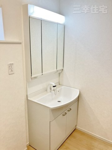 碧南市福清水町の洗面所|豊富な収納3面鏡。もちろんシャワー水栓です♪