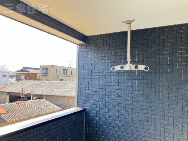 碧南市福清水町のバルコニー|屋根のあるバルコニーは、天候や外からの視線を気にせず過ごせるプライベート空間です。ご家族で、お子さんと一緒に、お一人でゆっくり、多彩な時間を創出します♪