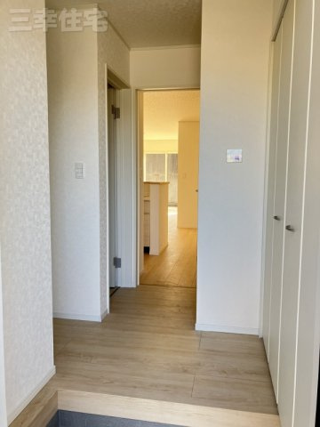 碧南市福清水町の玄関|明るく清潔感あるホワイトベースの玄関。爽やかな風が吹き抜けます！