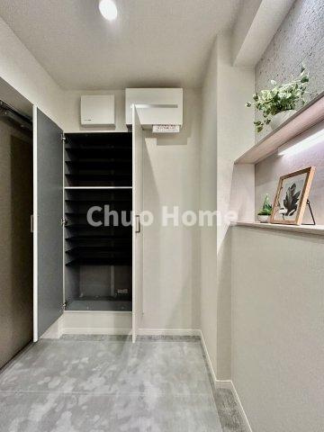 エルフィーノ浅草の玄関|【玄関】玄関には大型のシューズクローゼットを設置しておりますのでいつでもスッキリりとした空間を保てます。玄関周りを清潔に使うのはとても大事なことですよね。