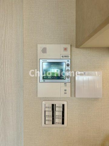 エルフィーノ浅草のセキュリティ|【モニターホン】誰が来たかすぐにわかるカラーモニター付きインターホン。通話ボタンを押すまでは室内の音は漏れていませんので相手を確かめてから応対できます。