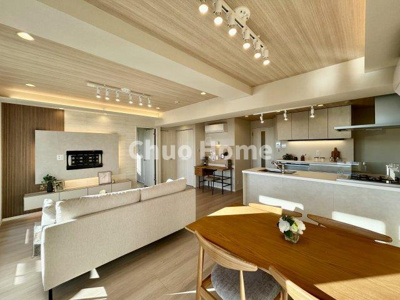 【ダイニング】 | エルフィーノ浅草 | 【ダイニング】忙しい朝でも、しっかり家族が揃って食事をして頂けるゆとりある大きさのダイニングスペース。奥様が作る手料理をカウンター越しに受けとって頂き、テーブルで囲む素敵な時間を存分に愉しんで下さい。