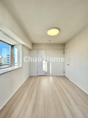 【寝室】 | エルフィーノ浅草 | 【寝室】心と体をゆったりと安らげる主寝室。寝室のゆとりが大きい分だけ、暮らしの安らぎは深まります。一日の疲れを癒すだけでなく、ご夫婦の親密な語らいを紡ぎ出します