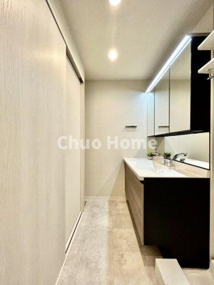 【脱衣所】 | エルフィーノ浅草 | 【洗面所】明るい洗面所は朝をすっきりさせてくれる空間です。バタバタしている忙しい朝でも収納が多い洗面台では短い時間で効率良く支度ができます。