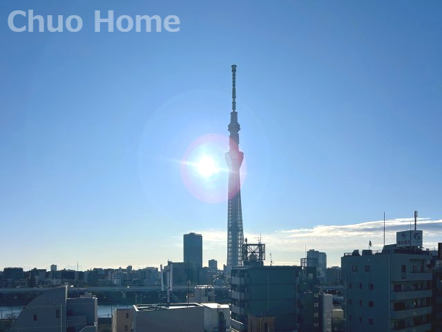 エルフィーノ浅草の展望|手を伸ばせば、ふれることが出来そうな環境が、そのままインテリアになったような印象です。その豊かな眺望にふさわしい空間には、通風・採光にも優れ、心地よい光と風があふれています