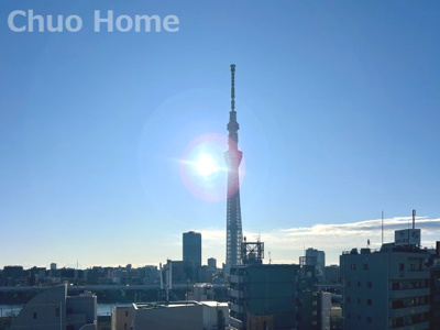 【展望】 | エルフィーノ浅草 | 手を伸ばせば、ふれることが出来そうな環境が、そのままインテリアになったような印象です。その豊かな眺望にふさわしい空間には、通風・採光にも優れ、心地よい光と風があふれています