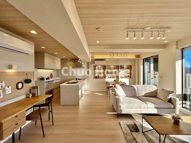 エルフィーノ浅草の居間・リビング|【居間・リビング】「ＬＤＫは家族団らんをデザイン」広いＬＤＫでは家族が集まり一緒の時間を過ごせる工夫がされております。何気ない一日の当たり前のひとコマがいつか一生の宝物になります