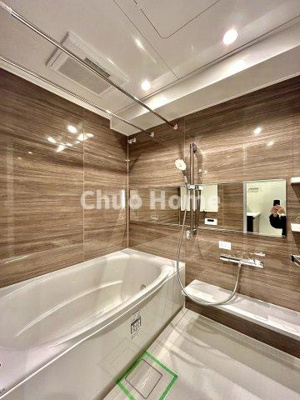 【浴室】 | エルフィーノ浅草 | 【バスルーム】暖房換気乾燥機付きシステムバスルーム。暖房・冷風・換気・乾燥など、毎日を快適に過ごせるうれしい機能が揃っています。雨の日の洗濯物も安心です。