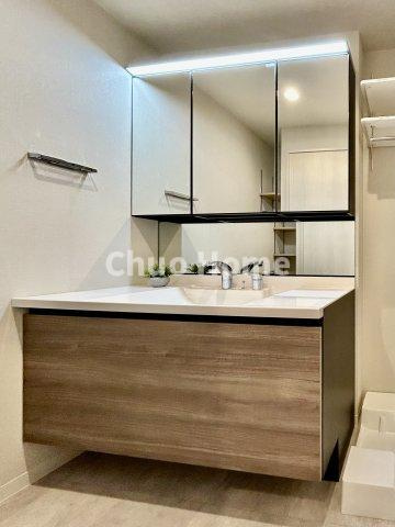 エルフィーノ浅草の独立洗面台|【洗面化粧台】洗面化粧台には三面鏡を採用。身だしなみを整えやすい事はもちろんですが、鏡の後ろに収納スペースを設ける事により、散らかりやすい洗面スペースをすっきりさせる事が出来るのも嬉しいですね