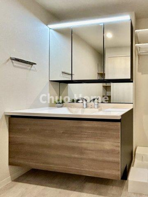 【独立洗面台】 | エルフィーノ浅草 | 【洗面化粧台】洗面化粧台には三面鏡を採用。身だしなみを整えやすい事はもちろんですが、鏡の後ろに収納スペースを設ける事により、散らかりやすい洗面スペースをすっきりさせる事が出来るのも嬉しいですね