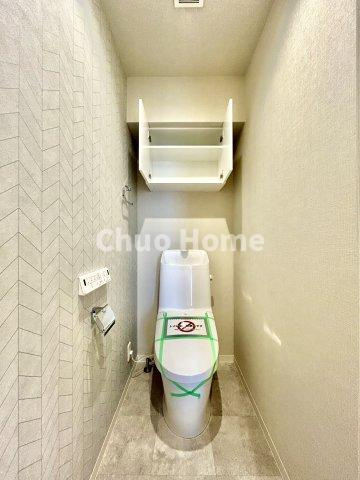 エルフィーノ浅草のトイレ|【トイレ】 収納スペースをしっかりと確保した温水洗浄便座機能付きトイレ。温水洗浄便座は清潔にお使いいただくための大切なアイテムです。