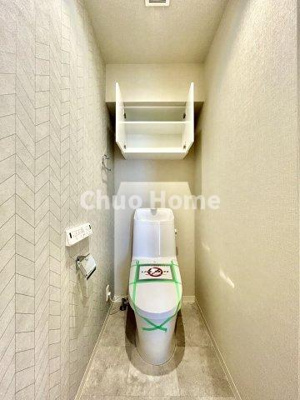 【トイレ】 | エルフィーノ浅草 | 【トイレ】 収納スペースをしっかりと確保した温水洗浄便座機能付きトイレ。温水洗浄便座は清潔にお使いいただくための大切なアイテムです。