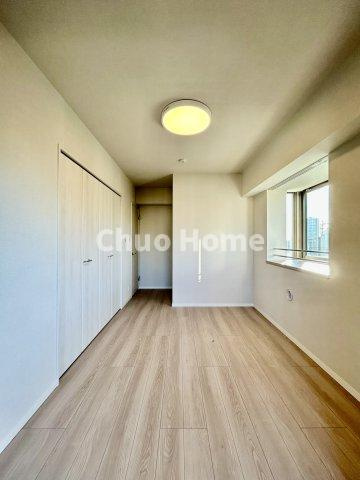 エルフィーノ浅草の洋室|【洋室】快適に過ごす条件は、一人ひとり違います。だからこそ飾り過ぎないシンプルな内装と偏り過ぎないデザインで統一しております。居住していく中でオーナー様だけの【マイホーム】に創り上げて下さい