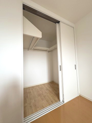 サーパス松江駅前の収納|洋室約5.2帖
たっぷり収納できるウォークインクローゼット設置(2026年2月末)