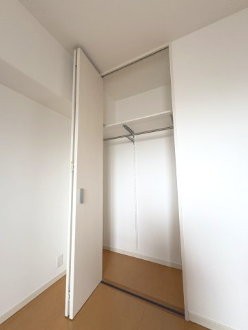 サーパス松江駅前の収納|洋室約6帖　クローゼット