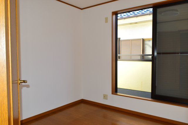 あきる野市草花の中古一戸建の洋室