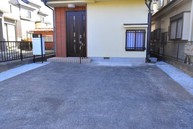 あきる野市草花の中古一戸建の駐車場