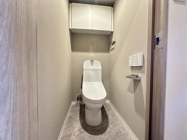 横浜・大口ハウスのトイレ|毎日使う場所はシンプルで清潔感溢れるトイレがいいですね。