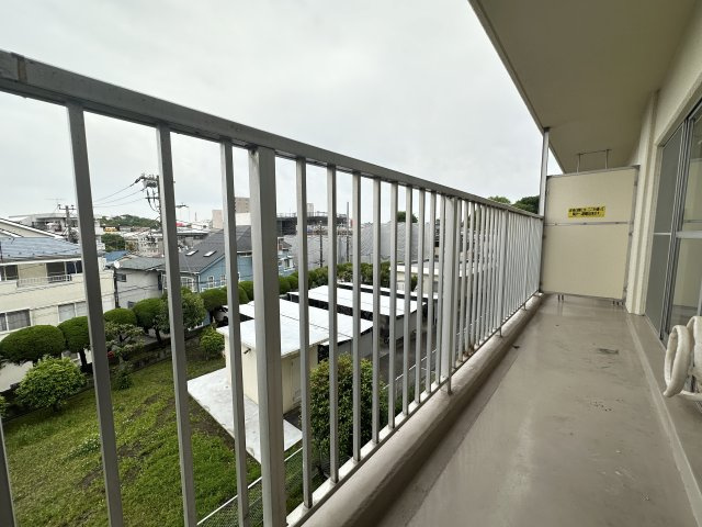 横浜・大口ハウスのバルコニー|快適にのびやかなバルコニーは明るく毎日のお洗濯ごとも楽しくはかどりそうです。