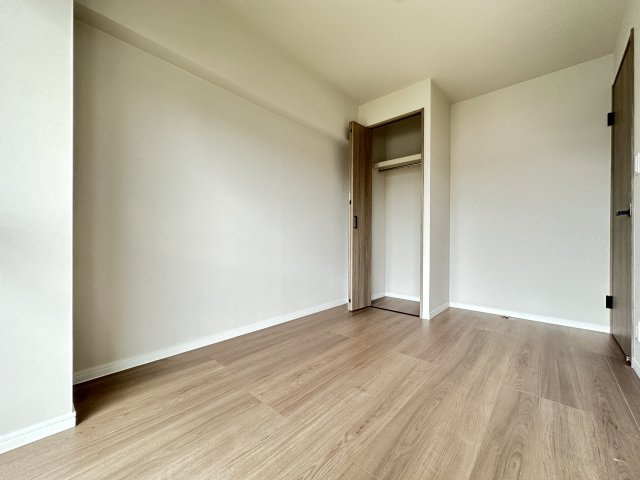 横浜・大口ハウスの洋室|収納場所があるお部屋は整理整頓ができるのでお部屋を広く使えますね。