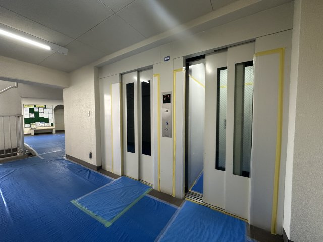 横浜・大口ハウスのその他共用部分|エレベーターは２基ありますので朝のラッシュも待ち時間緩和されますね。