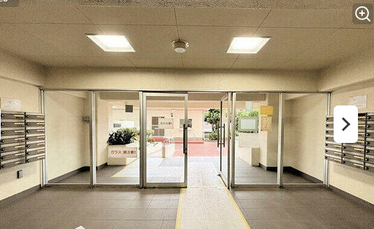 横浜・大口ハウスのその他共用部分|宅配ボックスもある安心なエントランスをでれば最寄り駅まで徒歩４分の距離です。