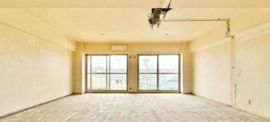 横浜・大口ハウスの居間・リビング|明るいあたたかな射しが差し込むリビングダイニングはご家族の居心地よいスペースに。