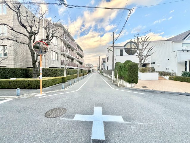 世田谷区中町3丁目　建築条件無し売地の前面道路含む現地写真|2026.01.29撮影

現地ご見学希望・資料請求などお気軽にお問い合わせ下さい！
03-5990-5201