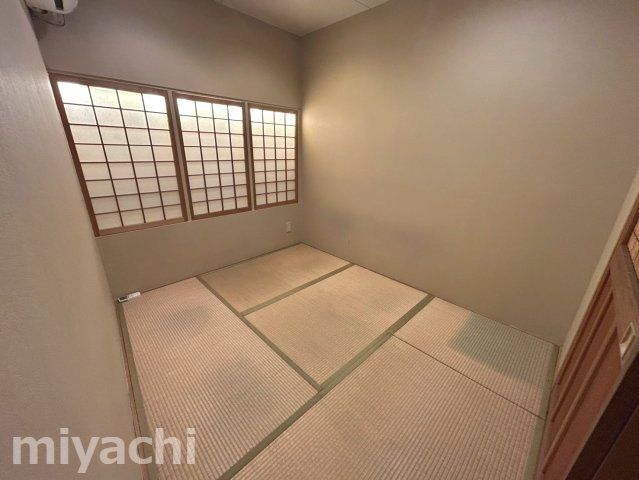 クイーンズスクエアビル