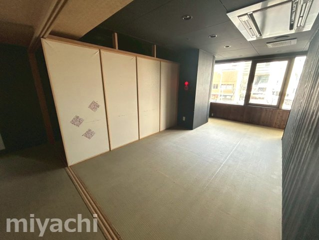 クイーンズスクエアビル