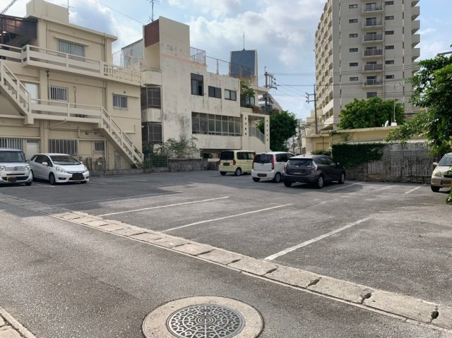 那覇高校前パーキング