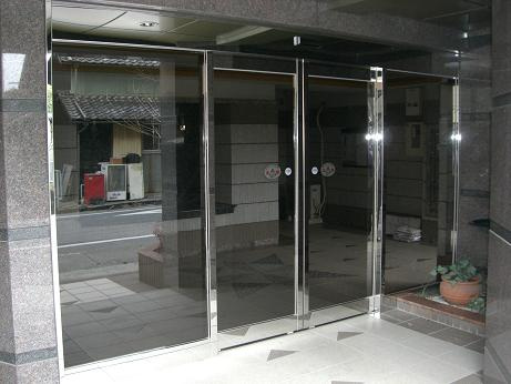 エアーシャトー六田のエントランス