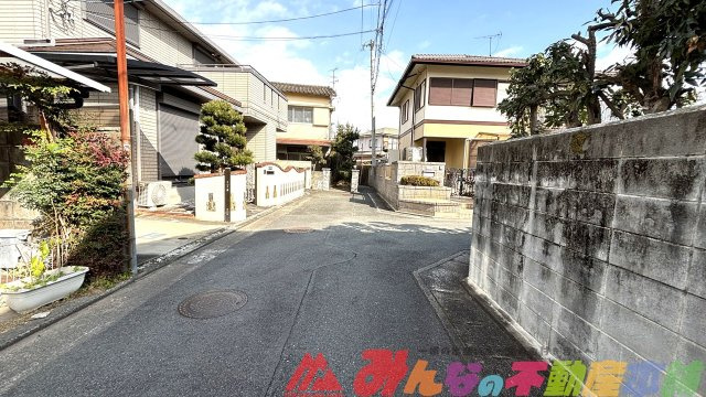 久留米市諏訪野町の中古一戸建の前面道路含む現地写真