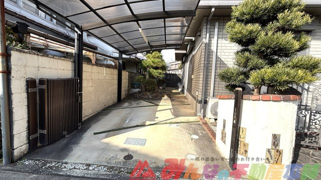 久留米市諏訪野町の中古一戸建の駐車場