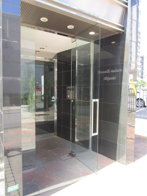 ヌーベルメゾン三嘉のエントランス|★オートロック★防犯カメラ★