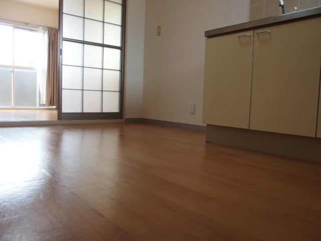 レジデンス翔の居間・リビング