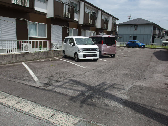 レジデンス翔の駐車場