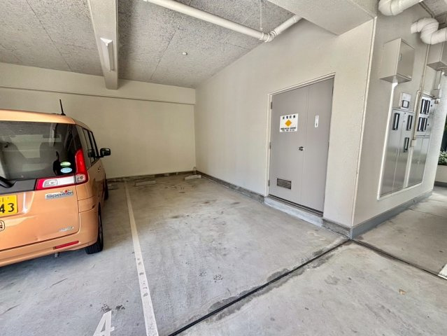 ホワイトシャトー小林の駐車場