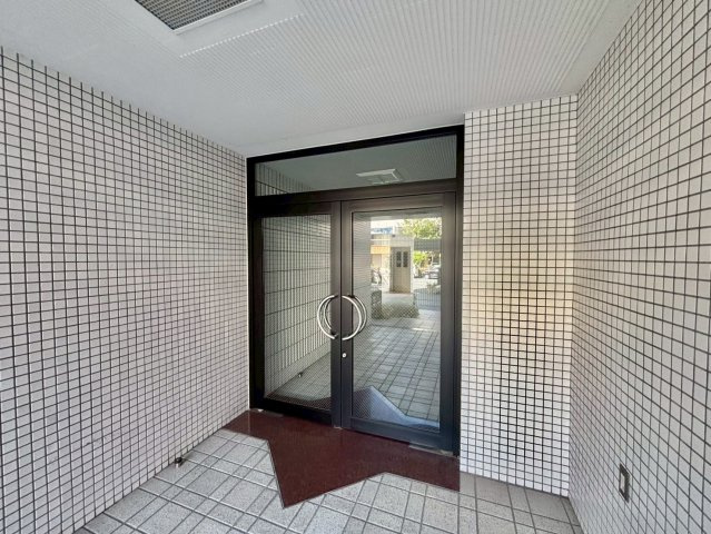 ホワイトシャトー小林のエントランス